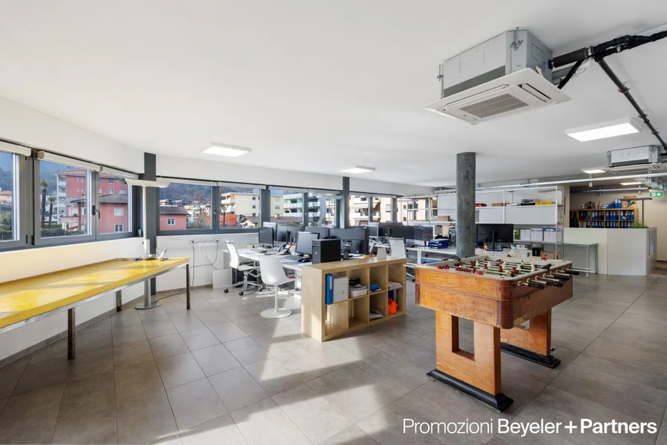 Grossraum Büro mit Fussgängerverkehr