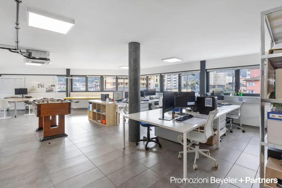 Grossraum Büro mit Fussgängerverkehr