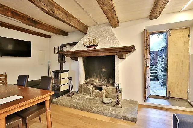 2 1/2-Zimmer-Dachgeschosswohnung mit Gartenanteil mit schöner Seesi...