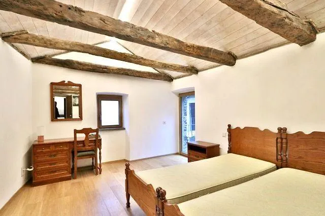 2 1/2-Zimmer-Dachgeschosswohnung mit Gartenanteil mit schöner Seesi... – Foto 6 von 17