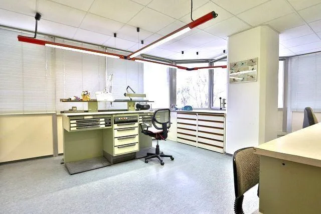 3 Büroräume mit Dusche und 2 Autoeinstellplätze /