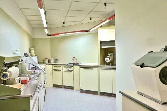 3 Büroräume mit Dusche und 2 Autoeinstellplätze / – Foto 10 von 16