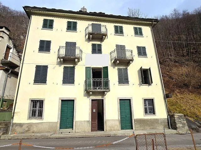 Grande casa ticinese di 9 locali con terreno / grosses 9-Zimmer-Dor...
