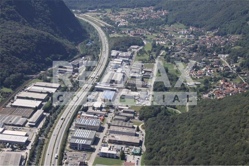 Edificio industriale con terreno in posizione strategica