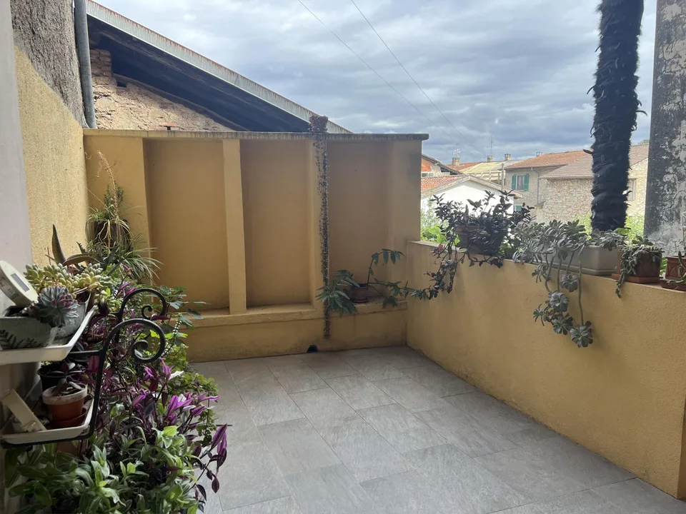 STABILE A REDDITO NEL NUCLEO CON GIARDINO – foto 6 di 13
