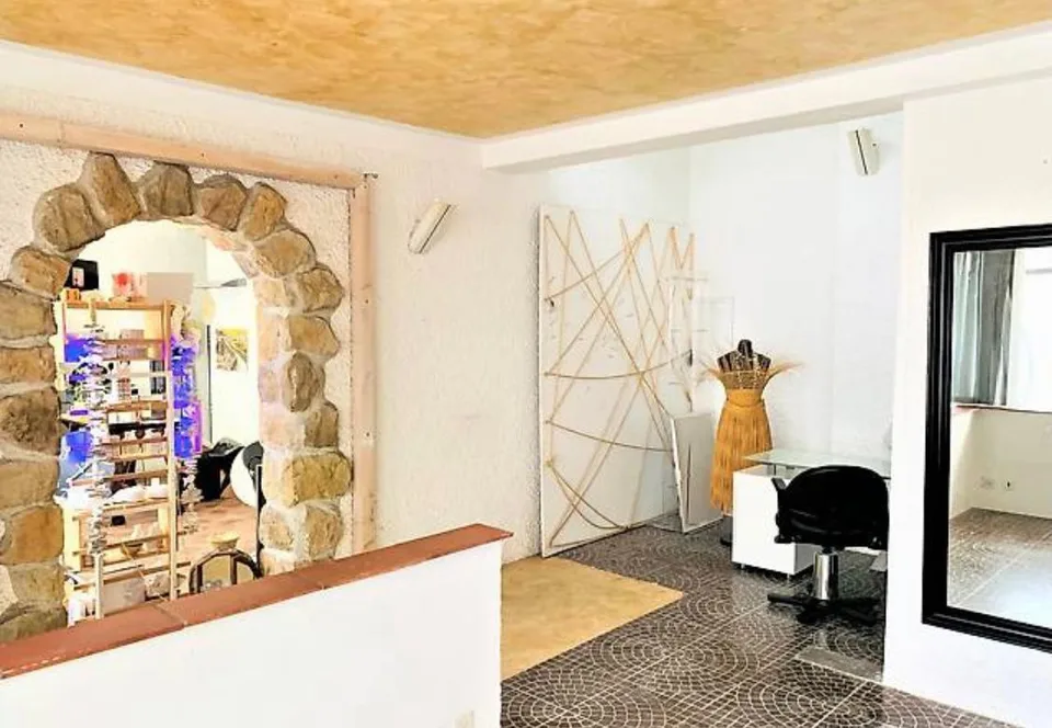 LOCALE COMMERCIALE AL PIANTERRENO CON VETRINE