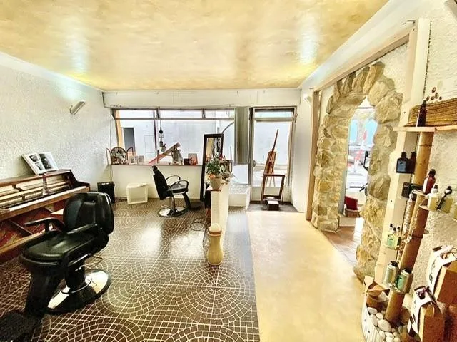 LOCALE COMMERCIALE AL PIANTERRENO CON VETRINE