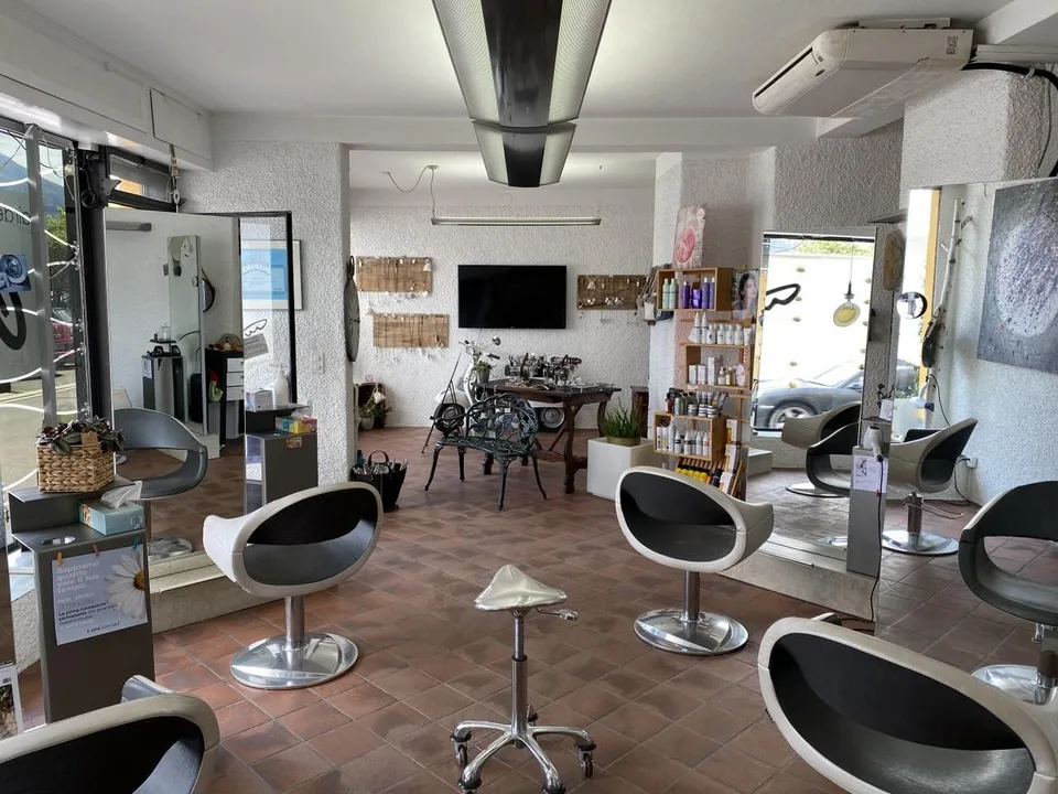 LOCALE COMMERCIALE AL PIANTERRENO CON VETRINE