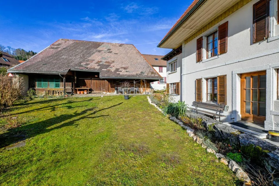 HISTORISCHES ZWEIFAMILIENHAUS MIT NEBENGEBÄUDE
