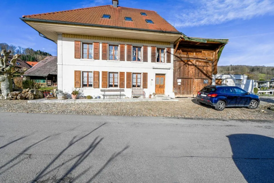 HISTORISCHES ZWEIFAMILIENHAUS MIT NEBENGEBÄUDE