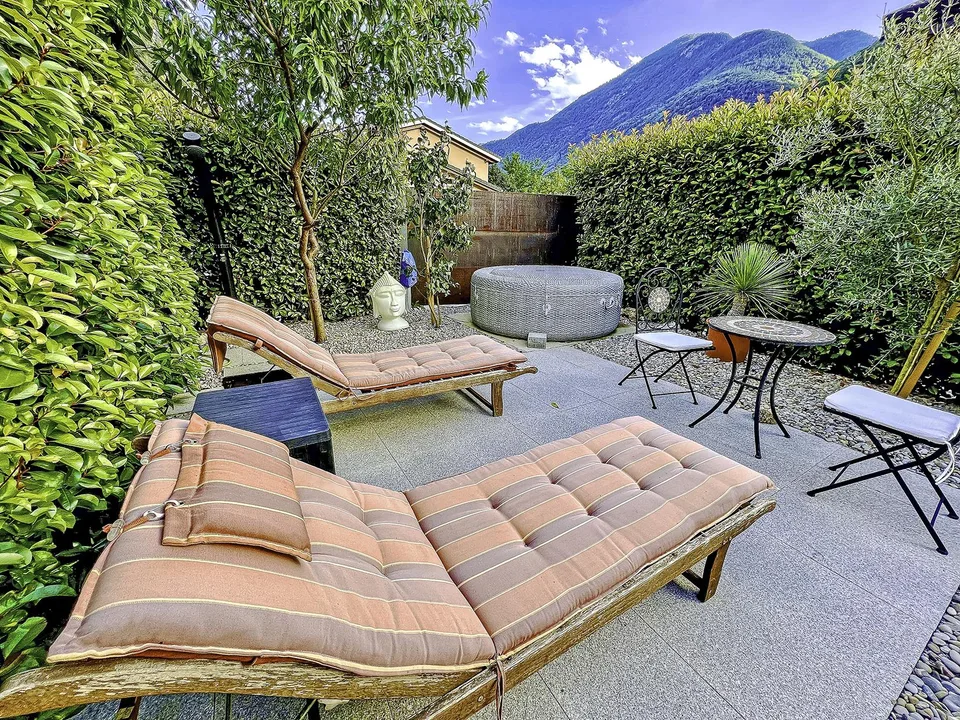 Splendida casa bifamiliare con giardino e parcheggi