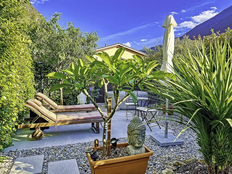 Splendida casa bifamiliare con giardino e parcheggi