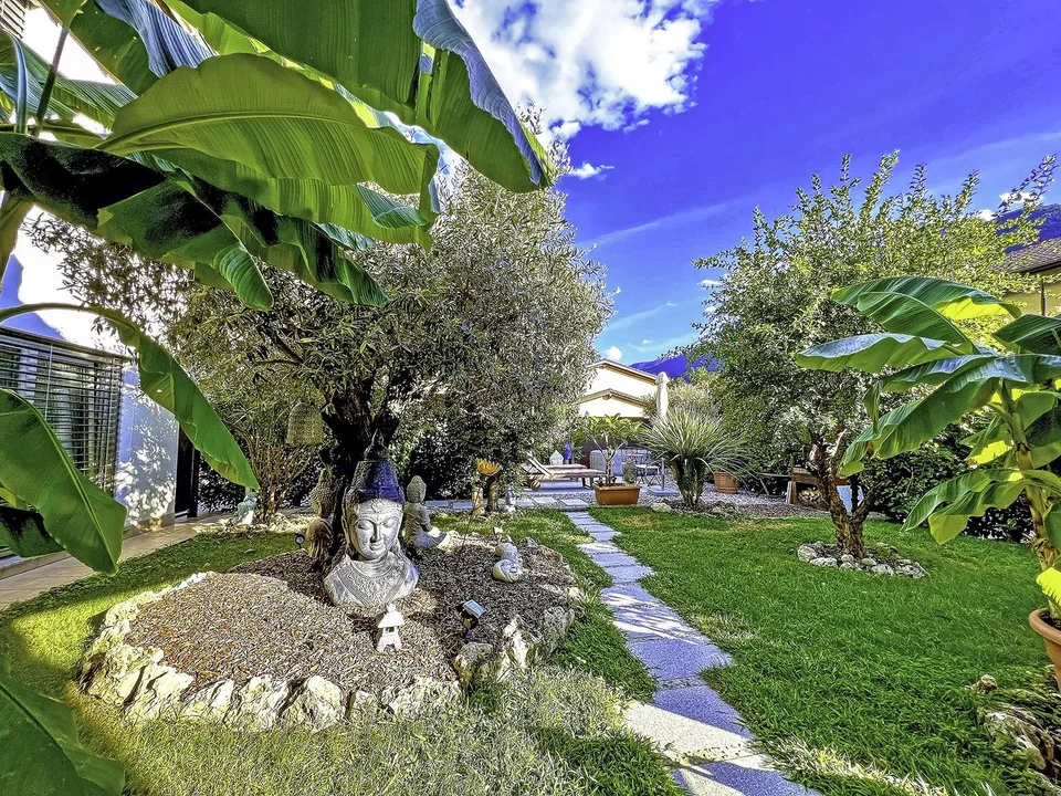 Splendida casa bifamiliare con giardino e parcheggi