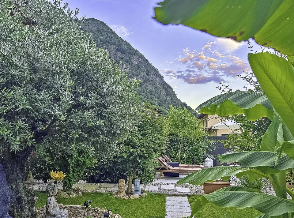 Splendida casa bifamiliare con giardino e parcheggi