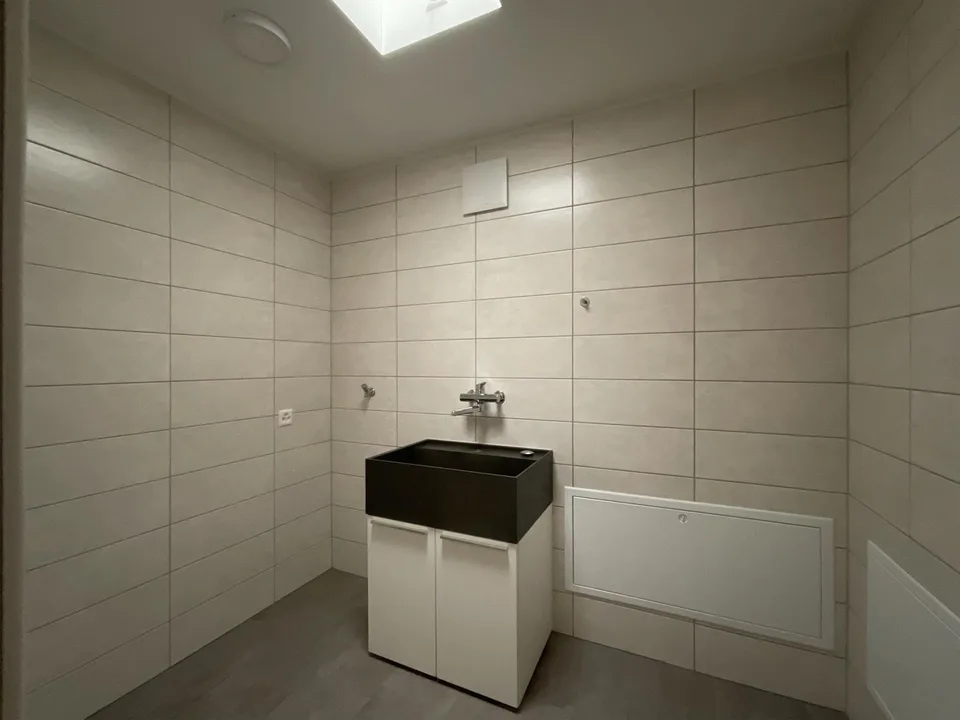 CASLANO - VENDESI AMPISSIMO 6.5 LOCALI CON PISCINA