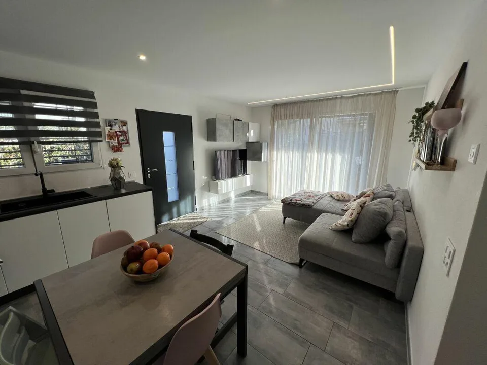 Moderna casa bifamiliare individuale, di 4.5 +3.5 locali con ampio ...
