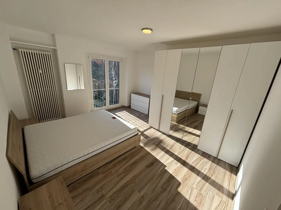 Elegante, renovierte 4-Zimmer-Wohnung in einer Doppelhaushälfte / a...