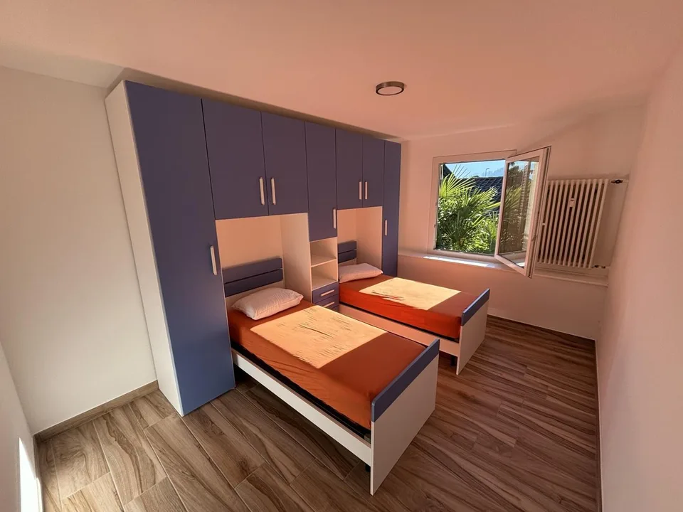 Elegante, renovierte 4-Zimmer-Wohnung in einer Doppelhaushälfte / a...