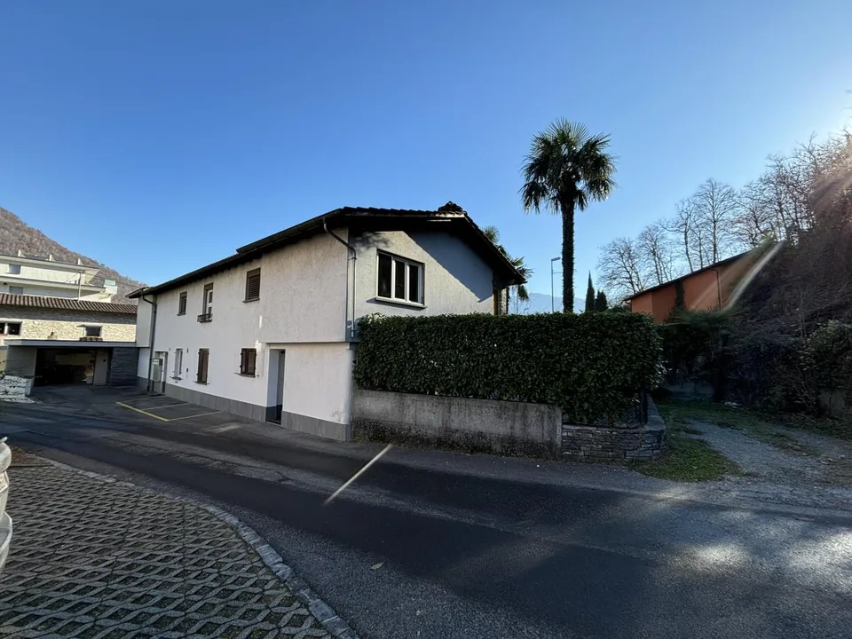 Elegante, renovierte 4-Zimmer-Wohnung in einer Doppelhaushälfte / a...