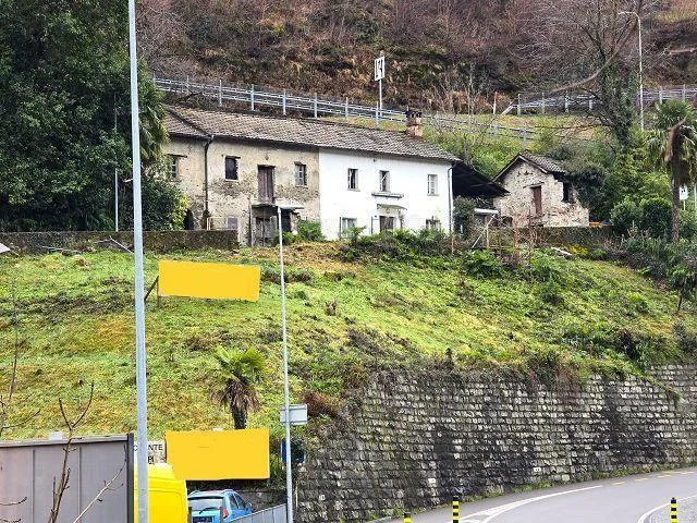 Terreno R2 di 1087 m2 col progetto approvato per 2 case, 2 appartam...