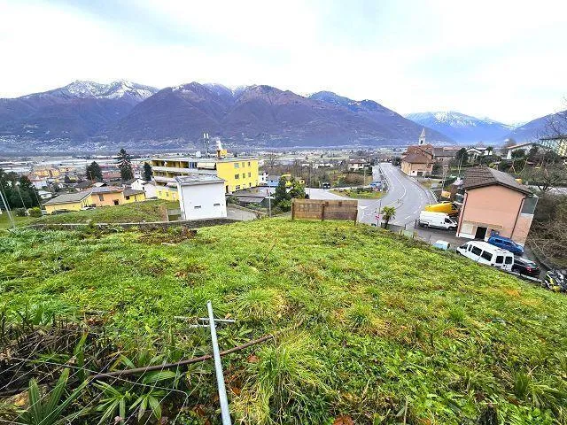 Terreno R2 di 1087 m2 col progetto approvato per 2 case, 2 appartam...