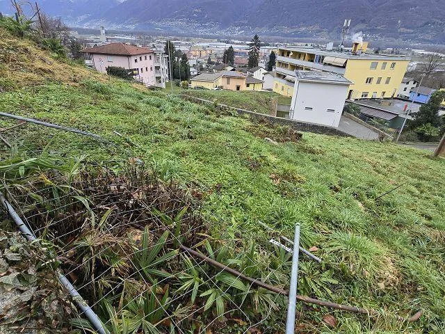 Terreno R2 di 1087 m2 col progetto approvato per 2 case, 2 appartam...