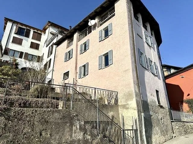 2-Familienhaus an zentraler, sehr ruhiger, sonniger Aussichtslage /...