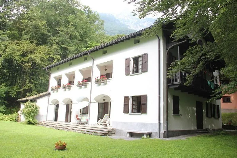 9 1/2-Zimmer-Herrschaftssitz mit grossem Umschwung / villa di 9 1/2...