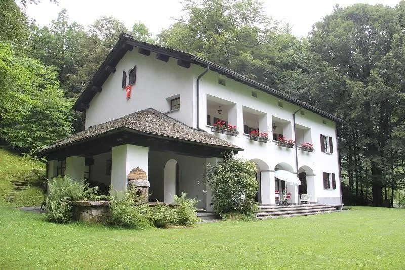 9 1/2-Zimmer-Herrschaftssitz mit grossem Umschwung / villa di 9 1/2...