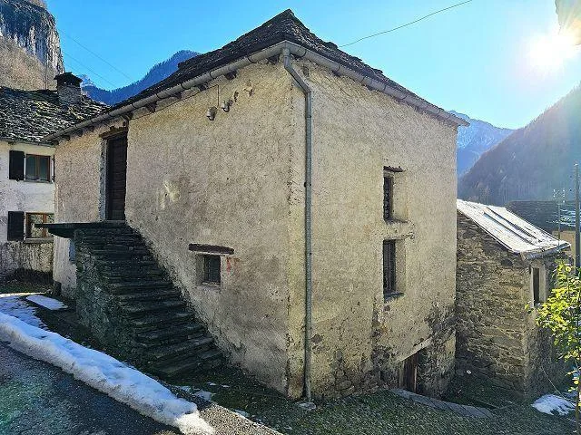 3 rustici da rinnovare con piccolo terreno, bella vista, soleggiata...