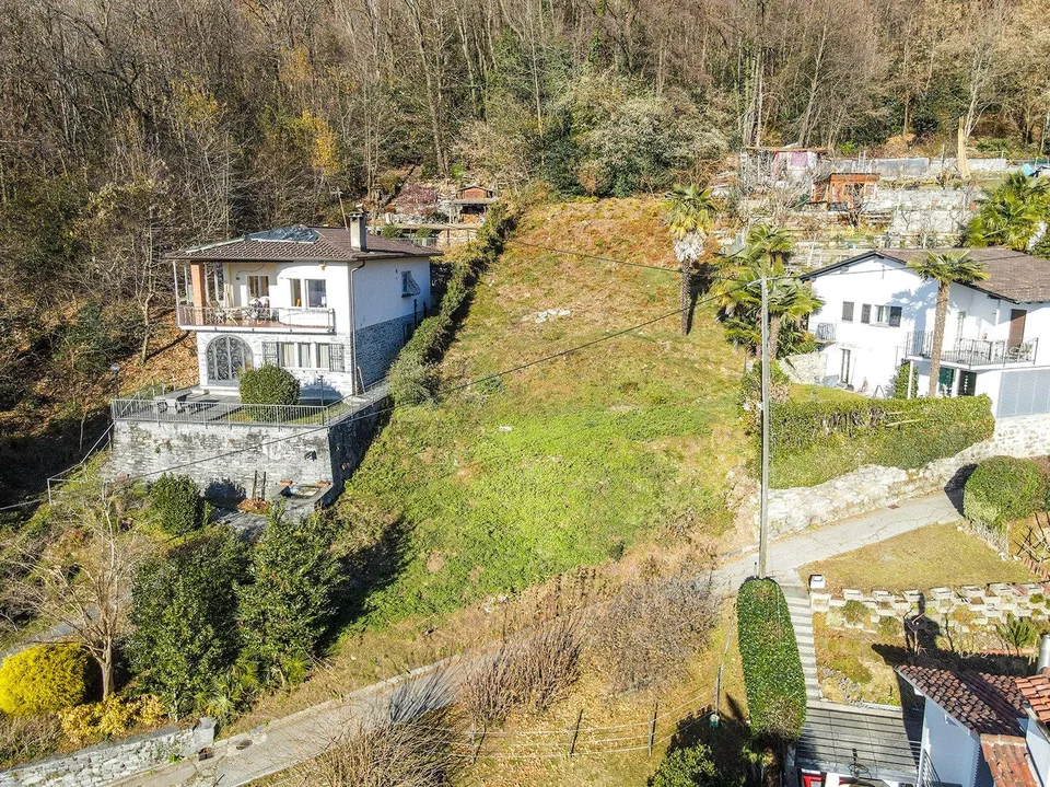 Grande terreno edificabile con splendida vista lago - Großes Baugru...