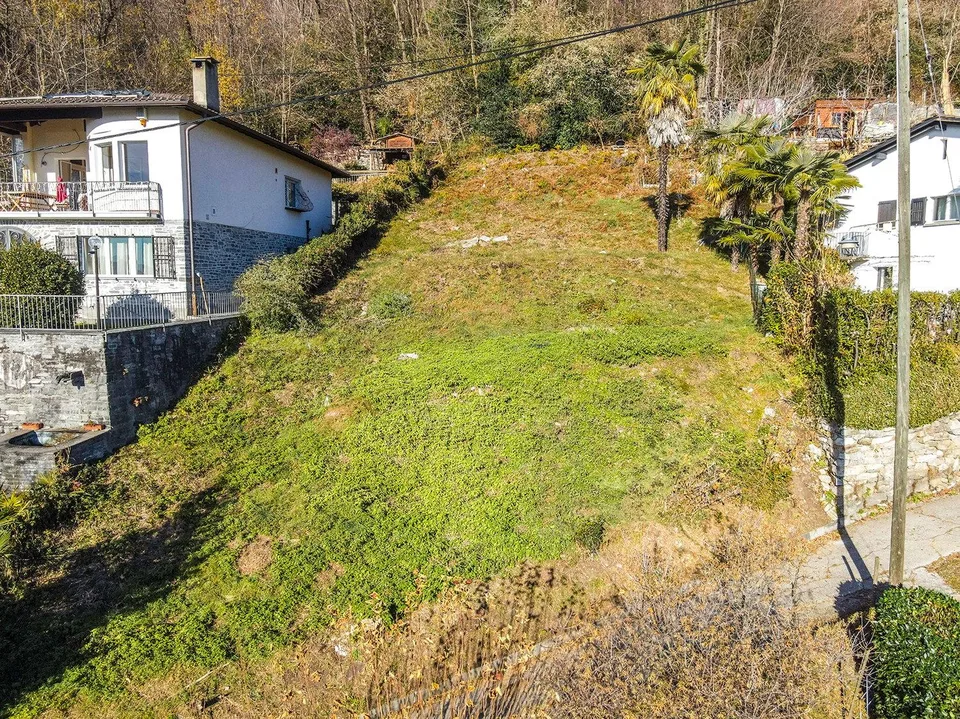 Grande terreno edificabile con splendida vista lago - Großes Baugru...