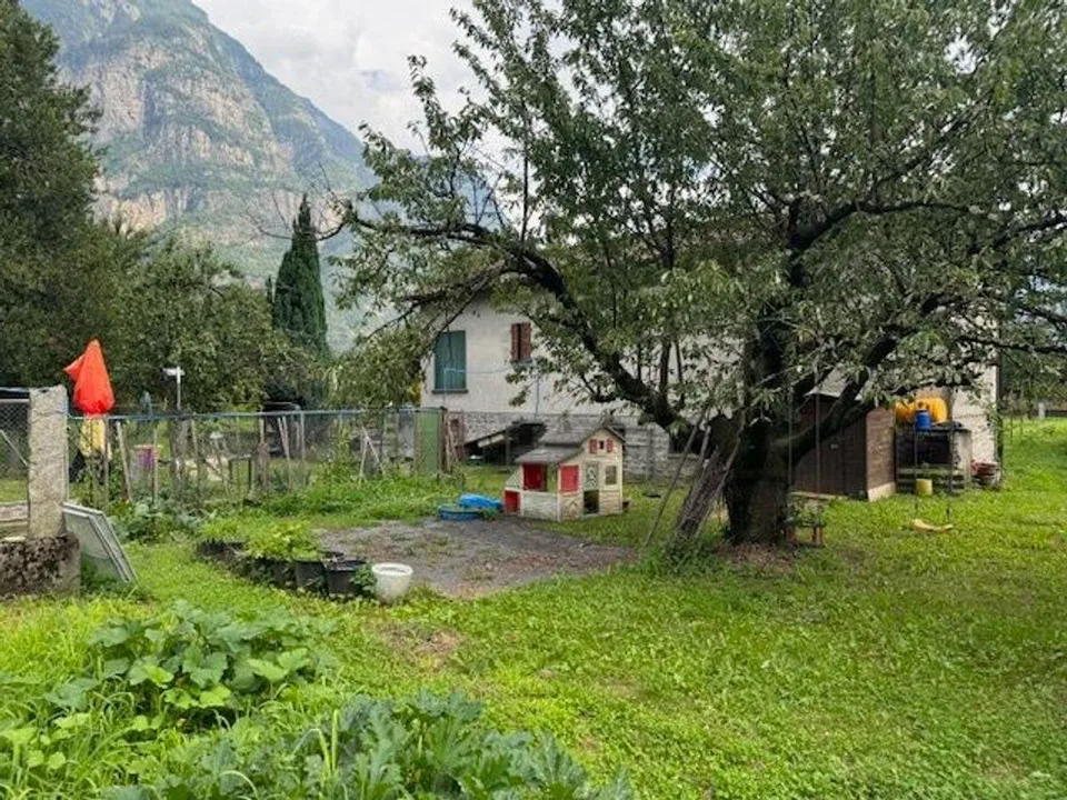 BIASCA - auf einem Grundstück von 850 qm - HAUS zu renovieren