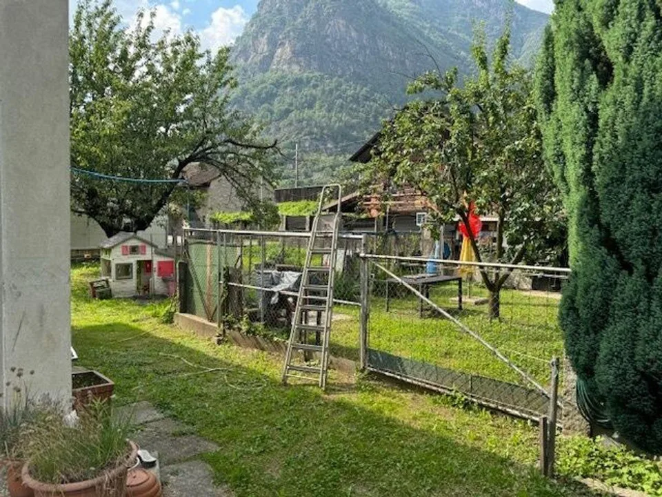 BIASCA - auf einem Grundstück von 850 qm - HAUS zu renovieren