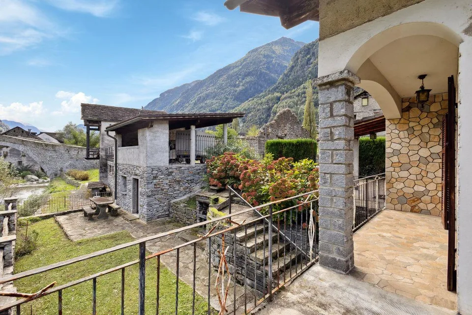 GIORNICO sull'isola del Fiume Ticino- Casa Monofam.