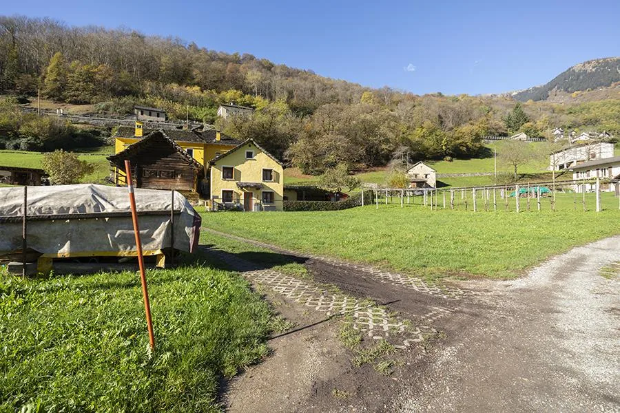RUSTICO CON TERRENO AD ACQUAROSSA