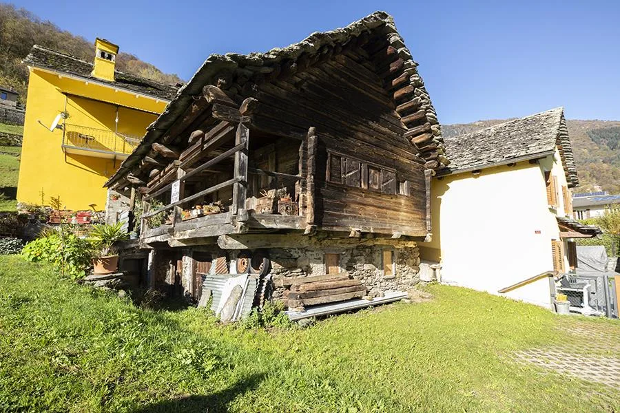 RUSTICO CON TERRENO AD ACQUAROSSA