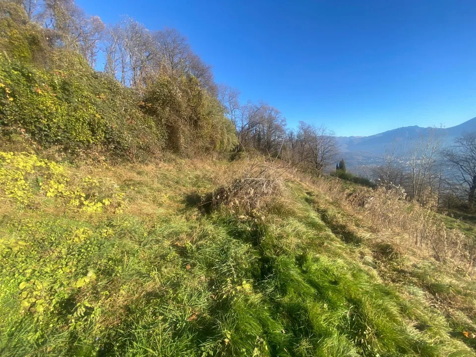 terreno di 1344 m2 edificabile ca. 900 m2. molto tranquilla, solegg...