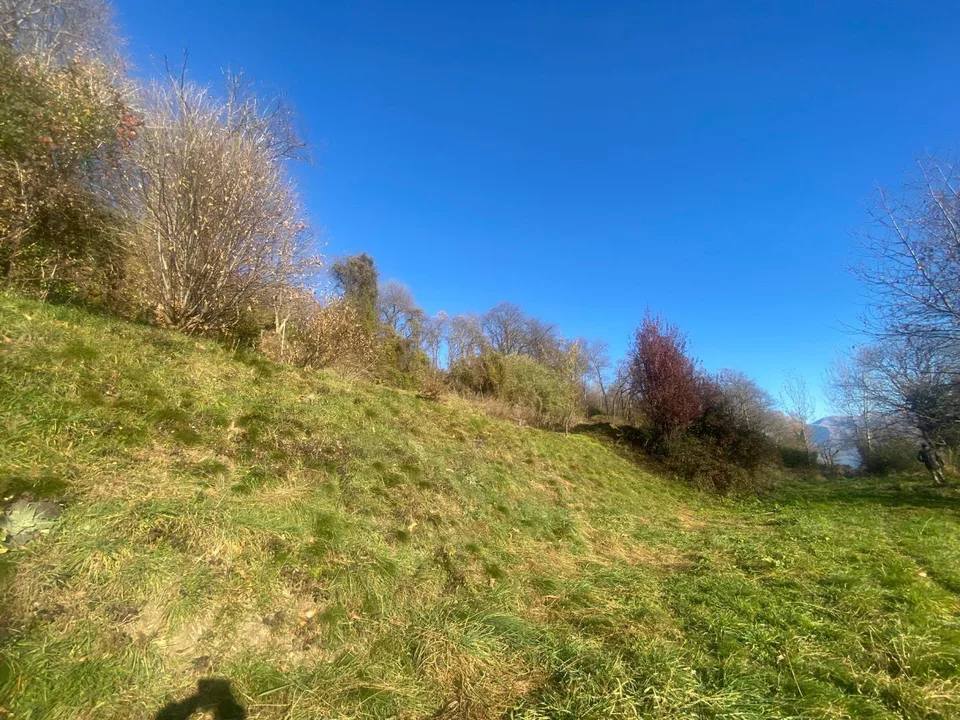 terreno di 1344 m2 edificabile ca. 900 m2. molto tranquilla, solegg...