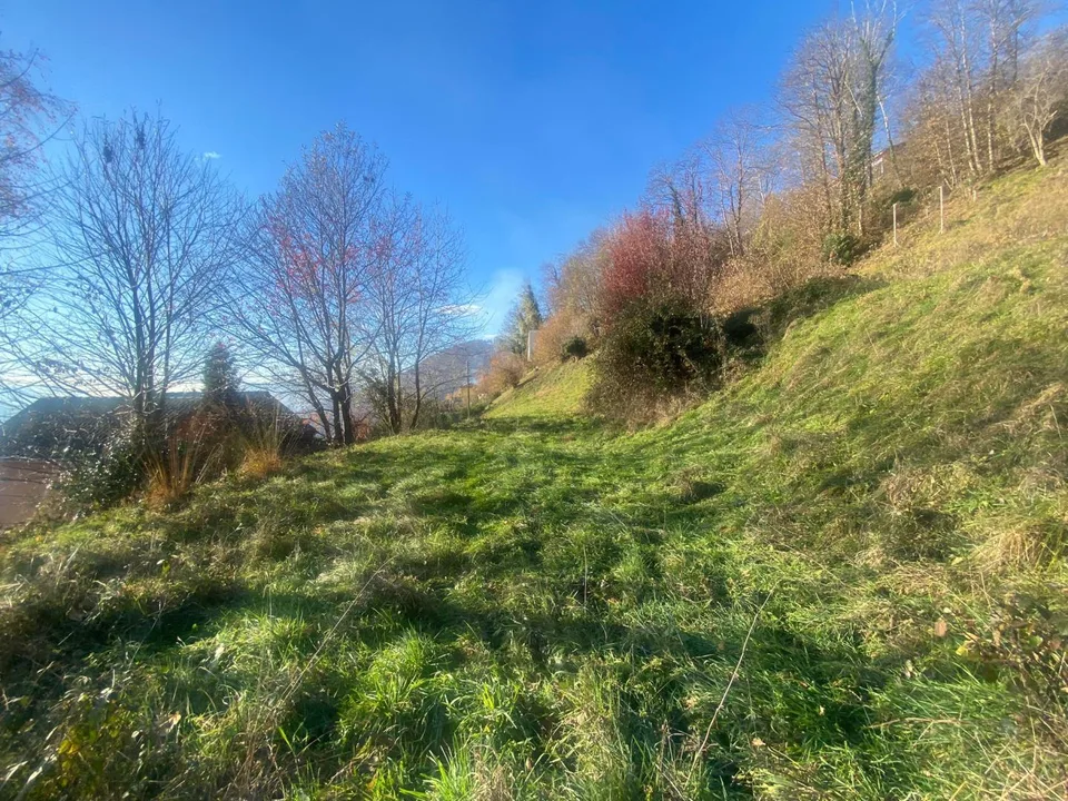 terreno di 1344 m2 edificabile ca. 900 m2. molto tranquilla, solegg...