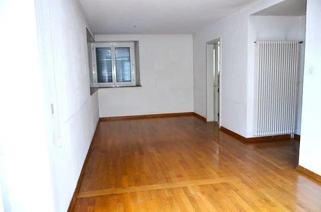 2 appartamenti di 4,5 loc. con 2 uffici, garage/magazzino, 2 posteg...