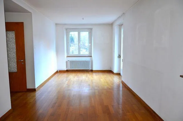 2 appartamenti di 4,5 loc. con 2 uffici, garage/magazzino, 2 posteg...