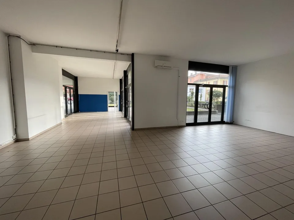 AMPIO COMMERCIALE CON VETRINE IN ZONA DI FORTE PASSAGGIO – photo 7 sur 13
