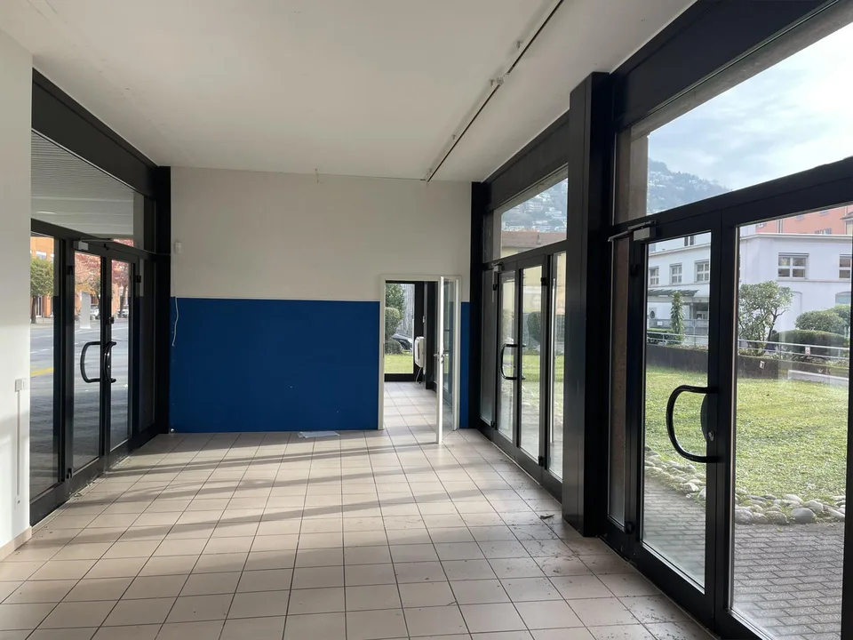 AMPIO COMMERCIALE CON VETRINE IN ZONA DI FORTE PASSAGGIO