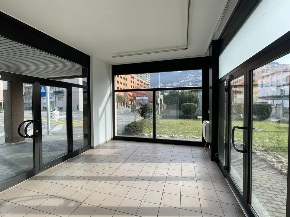 AMPIO COMMERCIALE CON VETRINE IN ZONA DI FORTE PASSAGGIO