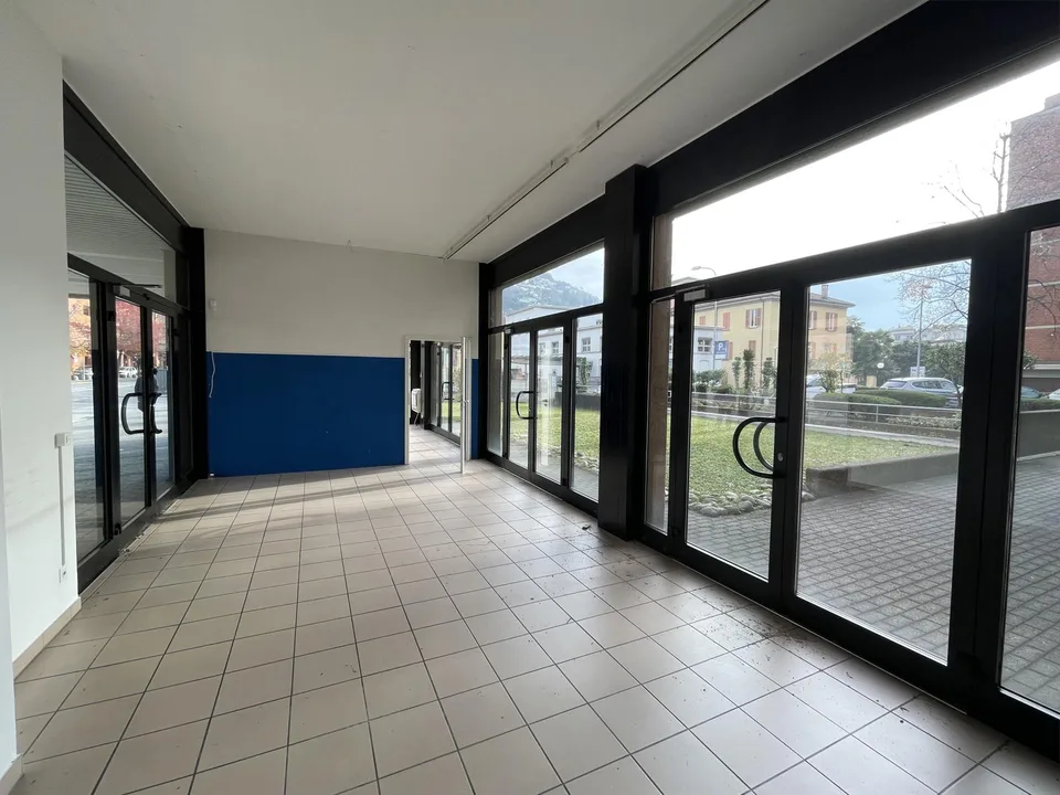 AMPIO COMMERCIALE CON VETRINE IN ZONA DI FORTE PASSAGGIO