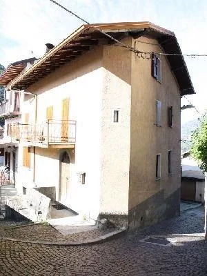 4 1/2-Zimmer-Dorfhaus mit Garage und Garten in Italien / casa nel n...