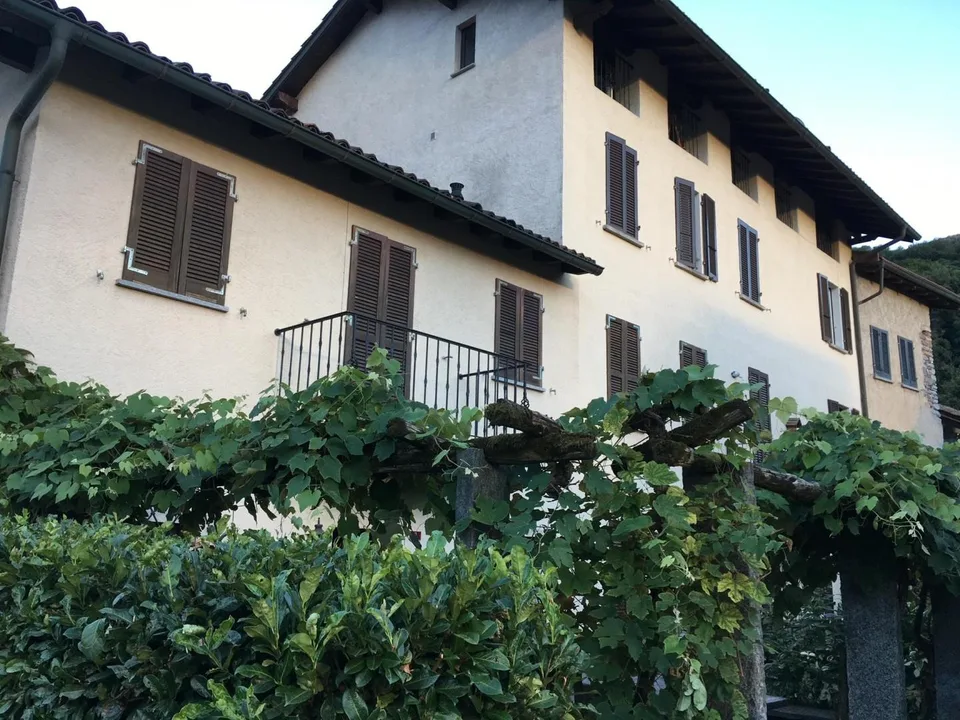 4 1/2-Zimmer-Tessinerhaus mit Garten und 4 1/2-Zimmer-Eckhaus mit P...