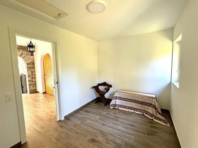 3 1/2-Zimmer-Villetta mit viel Land an sehr ruhiger, sonniger Aussi...