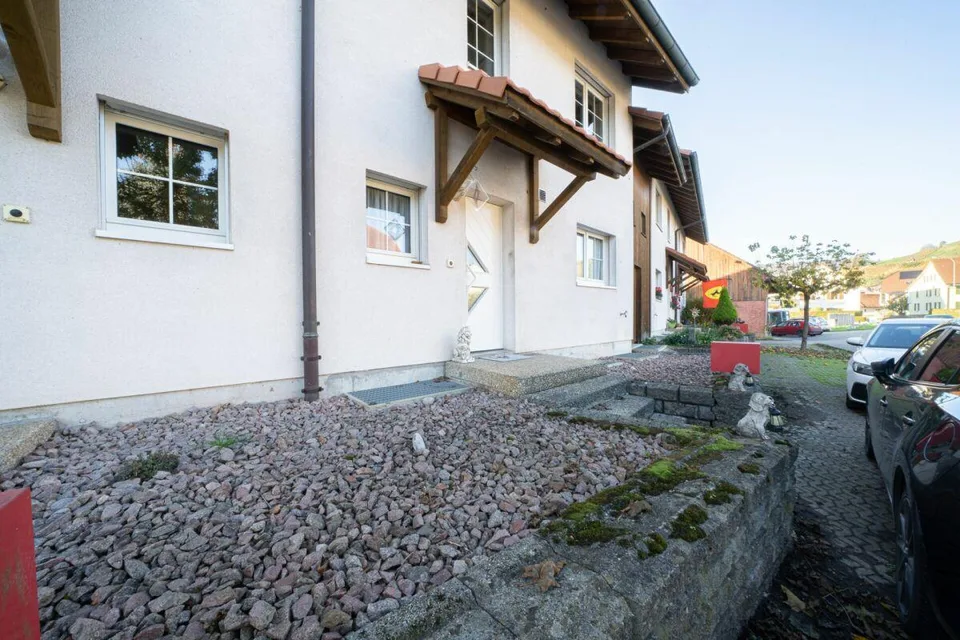 Charmante Doppeleinfamilienhaushälfte in Wil AG
